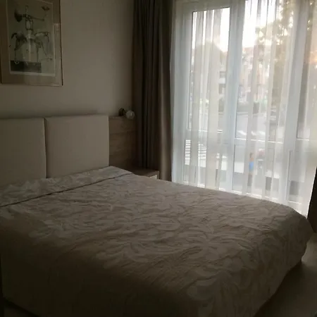 мони * Burgas City